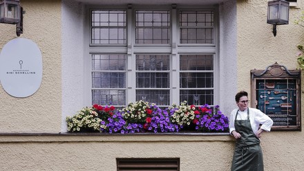 Sigi Schelling vor ihrem Restaurant