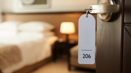 Blick durch die Tür ins Hotelzimmer