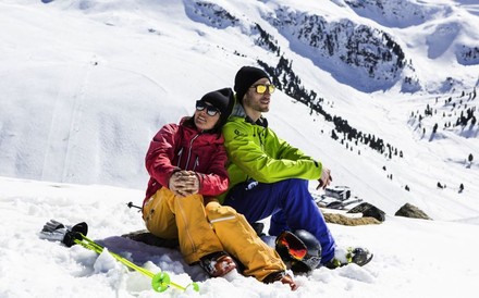 Skifahrer sitzen in der Sonne