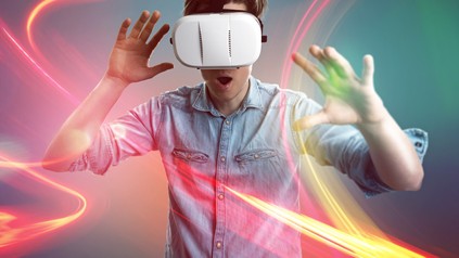 Mann mit VR-Brille macht ein erstauntes Gesicht