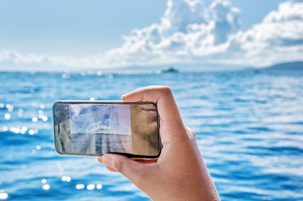 Smartphone am Wasser