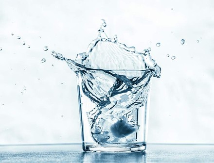 Ein Glas mit frischem Wasser