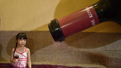In einem Spa in Japan können Gäste in echtem Rotwein baden. (Foto: © dpa)