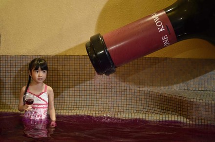 In einem Spa in Japan können Gäste in echtem Rotwein baden. (Foto: © dpa)