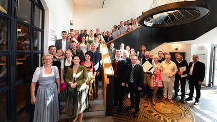 Ausgezeichnete Bayerische Küche: (v. l.) Dehoga-Präsidentin Angela Inselkammer und Ministerin Michaela Kaniber mit den Wirtsleuten. (Foto: © Gessner/StMELF)