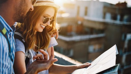 Mann und Frau mit Landkarte