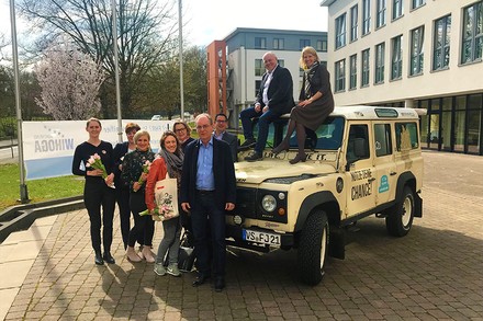 Das WIHOGA-Team neben einem Fair-Job-Trophy-Truck