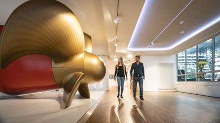 Der Ausstellungsraum einer Werft