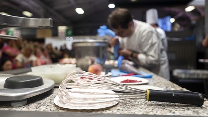 Ein Koch an einem Messestand