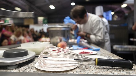 Ein Koch an einem Messestand