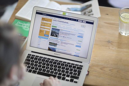 Mann an MacBook Air auf Booking.com