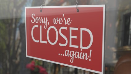 Closed Again Schild an der Tür