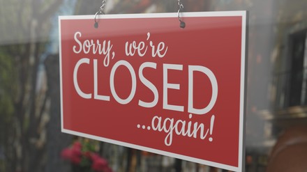 Closed Again Schild an der Tür