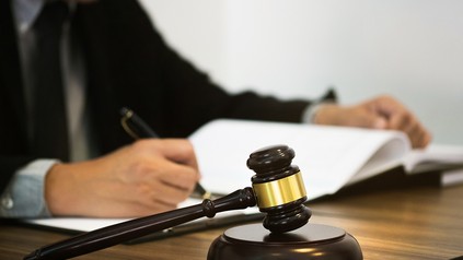 Richter oder Anwalt füllt Dokumente in einem Gerichtssaal aus