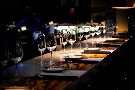 Eine gedeckte Theke mit zwei Gläsern pro Sitzplatz