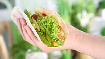 Hand hält Taco