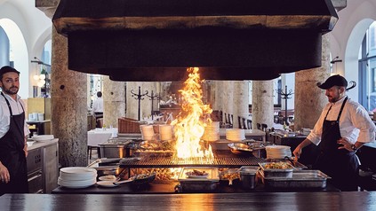 Der brenner – Bar und Grill in der denkmalgeschützten Säulenhalle des Münchner Marstalls vermittelt eine zeitlose Urbanität.