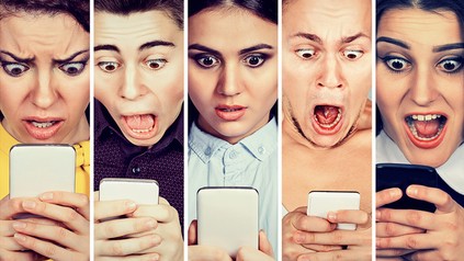 Erschrockene Blogger starren ungläubig auf ihr Handy