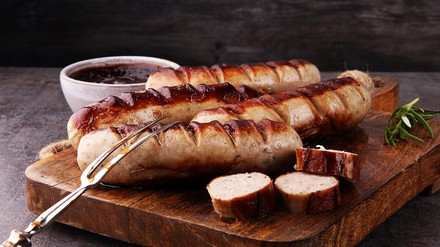 Bratwurst mit Ketchup auf Brett