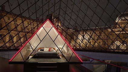 Ein Doppelbett in der gläsernen Louvre-Pyramide