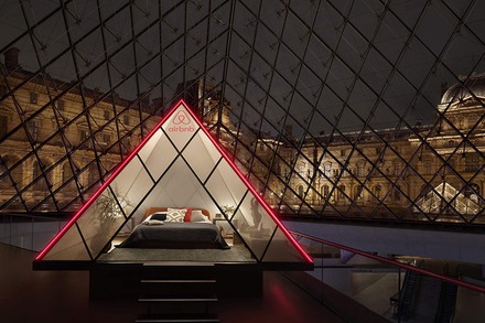Ein Doppelbett in der gläsernen Louvre-Pyramide