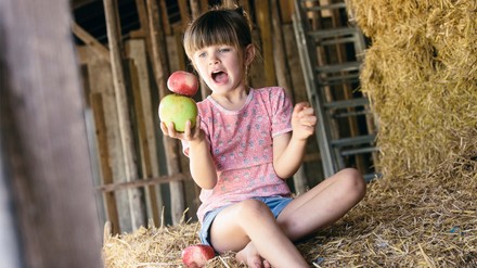 Kind mit Äpfeln