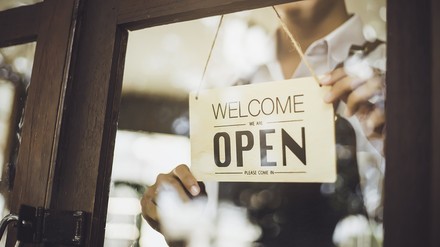 Öffnungsschild an der Tür