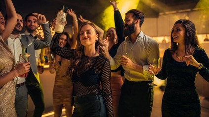 ausgelassene Stimmung in einer Bar