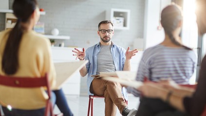 Dozent beim Coaching vor einer Klasse