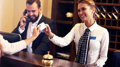 Gäste an einer Hotelrezeption