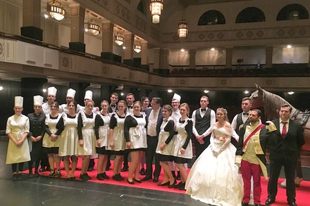 Eine Gruppe Azubis in einem Schlosssaal