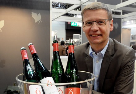 Günther Jauch mit Weinflaschen seinen Weinguts Othegraven