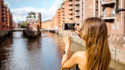 Frau fotografiert Speicherstadt in Hamburg