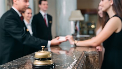 Hotelgäste an der Rezeption