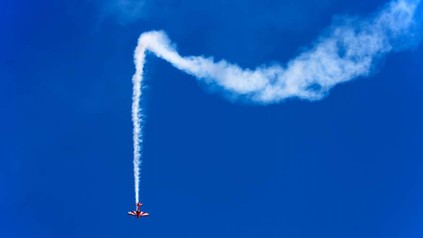 Flugzeug zieht Wolke hinter sich her