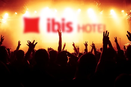 Ein Rockkonzert in einem Ibis-Hotel