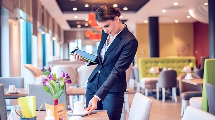 Hotelmitarbeiterin mit Tablet