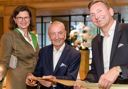 Banddurchtrennung: v.l.: Landtagspräsidentin Ilse Aigner Anton Ehrmann, Eigentümer Christian Ehrmann, Eigentümer. (Foto: © Egener Höfe)