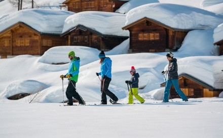 Familie am Schneeschuhlaufen.