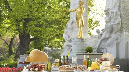 Kulinarische Spezialitäten vor dem Strauss-Denkmal im Stadtpark