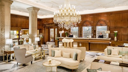 Hotel Vier Jahreszeiten Hamburg heißt die Gäste mit neuer Lobby willkommen