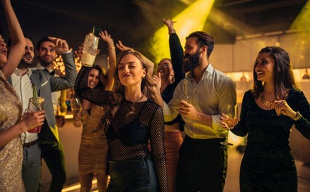 Junge Leute beim Feiern in einem Nachtclub