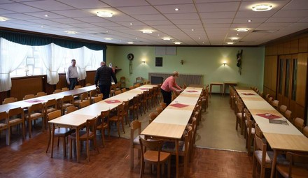 Mario Trumme, Udo Schlarmann und Annelie Lausch decken Tische in der Gaststätte „Zum Schanko“