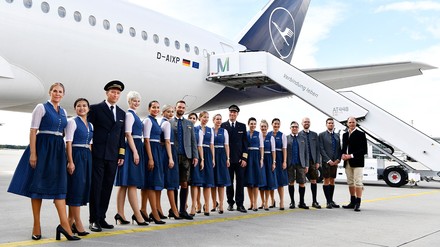 Lufthansa in Dirndl und Lederhosen
