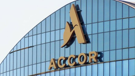 Accor-Logo auf gläsernem Gebäudedach