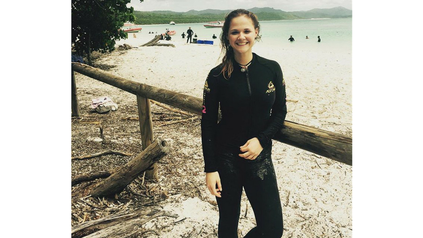 Junge Frau mit Schwimmanzug am Strand