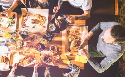 Essen und Trinken mit Freunden – Draufsicht