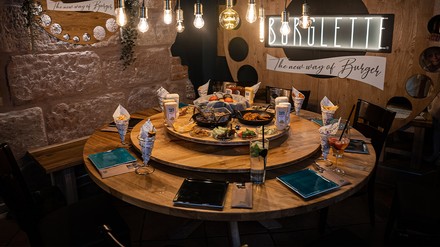 Gedeckter Tisch im Burgerlette