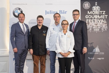Vereins-Vizepräsident Heinz E. Hunkeler, Gastkoch Jörg Sackmann, Fabrizio Zanetti (Executive Chef des Suvretta House), Gastköchin Tanja Grandits sowei Vereinspräsident Martin Scherer (v. l.)