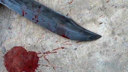 Blutiges Messer und Blutfleck